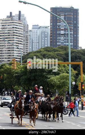 Bildnummer: 53915366 Datum: 04.04.2010 Copyright: imago/Xinhua (100404) -- BUENOS AIRES, 4 aprile 2010 (Xinhua) -- Cavalieri in costumi tradizionali della marcia del XIX secolo nella città di Buenos Aires, capitale dell'Argentina, 4 aprile 2010, che segna il bicentenario della fondazione dell'Argentina. (Xinhua/Martin Zabala) (gxr) (6)ARGENTINA-BUENOS AIRES-BICENTENARIO-FONDATORE-CAVALIERE PUBLICATIONxNOTxINxCHN Gesellschaft Tradition Parade Kostüm kbdig xdp 2010 hoch premiumd xint Bildnummer 53915366 Data 04 04 04 2010 Copyright Imago XINHUA Buenos Aires aprile 4 2010 XINHUA Cavalieri in costumi tradizionali Foto Stock