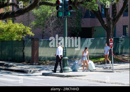 NEW ORLEANS, LOS ANGELES, USA - 17 AGOSTO 2023: Nuova studentessa universitaria con i suoi bagagli all'angolo della strada si sposta di giorno all'Università di Tulane Foto Stock