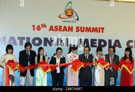 Bildnummer: 53918055  Datum: 05.04.2010  Copyright: imago/Xinhua (100405) -- HANOI, April 5, 2010 (Xinhua) -- Officials cut a ribbon during the launch ceremony of the international media center of the 16th ASEAN Summit in the National Convention Center in Hanoi, capital of Vietnam, April 5, 2010. The 16th ASEAN Summit will be held in Hanoi from April 8 to 9. Over 600 reporters will cover the event. (Xinhua/Duan Zhuoli) (1)VIETNAM-HANOI-16TH ASEAN SUMMIT-MEDIA-CENTER-LAUNCH PUBLICATIONxNOTxINxCHN People Politik premiumd xint kbdig xsk 2010 quer     Bildnummer 53918055 Date 05 04 2010 Copyright Stock Photo