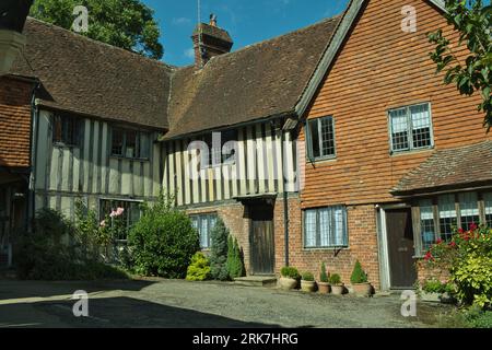 Vecchie case inglesi nel villaggio di Penshurst, Kent, in agosto. Foto Stock