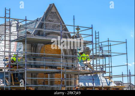 NEW ORLEANS, LOUISIANA, USA - 20 MAGGIO 2023: Tetti su impalcature che riparano il tetto della Richardson Memorial Hall nel campus della Tulane University Foto Stock