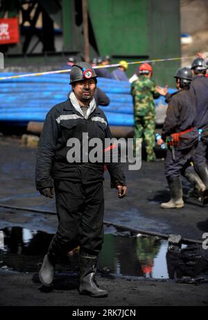 Bildnummer: 53920423 Datum: 06.04.2010 Copyright: imago/Xinhua (100406) -- XIANGNING, 6 aprile 2010 (Xinhua) -- Un soccorritore esce dalla miniera di carbone di Wangjialing inondata nella provincia dello Shanxi della Cina settentrionale, il 6 aprile 2010. I soccorritori hanno recuperato cinque corpi di minatori intrappolati nella miniera, ha detto martedì il quartier generale del soccorso. I corpi sono stati sollevati a terra lunedì sera dall'asta allagata della miniera di carbone di Wangjialing. I soccorritori stavano ancora cercando di localizzare i 33 minatori ritenuti rimasti intrappolati sottoterra. Lunedì, 115 lavoratori sono stati tirati fuori vivi dopo essere stati intrappolati per più di una settimana Foto Stock