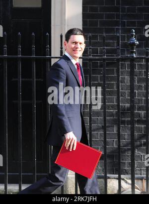 Bildnummer: 53920462 Datum: 06.04.2010 Copyright: imago/Xinhua (100406) - LONDRA, 6 aprile 2010 (Xinhua) - il ministro degli Esteri britannico David Miliband arriva a Downing Street per una riunione di gabinetto a Londra, 6 aprile 2010. Il primo ministro britannico Tuesday si recò a Buckingham Palace dove chiese alla regina il permesso di sciogliere il parlamento e fissò il 6 maggio come data per le elezioni generali. (Xinhua/Zeng Yi) (zhs) (3)UK-LONDON-PM-ELECTION PUBLICATIONxNOTxINxCHN People Politik kbdig xmk 2010 hoch Bildnummer 53920462 Date 06 04 2010 Copyright Imago XINHUA London April 6 2010 XINHUA Foto Stock