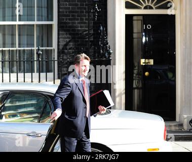 Bildnummer: 53920467 Datum: 06.04.2010 Copyright: imago/Xinhua (100406) - LONDRA, 6 aprile 2010 (Xinhua) - Peter Mandelson, Segretario di Stato per le imprese, le riforme normative, arriva a Downing Street per una riunione di gabinetto a Londra, 6 aprile 2010. Il primo ministro britannico Tuesday si recò a Buckingham Palace dove chiese alla regina il permesso di sciogliere il parlamento e fissò il 6 maggio come data per le elezioni generali. (Xinhua/Zeng Yi) (zhs) (7)UK-LONDON-PM-ELECTION PUBLICATIONxNOTxINxCHN People Politik kbdig xmk 2010 quer Bildnummer 53920467 Date 06 04 2010 Copyrig Foto Stock