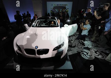 Bildnummer: 53921641 Datum: 06.04.2010 Copyright: imago/Xinhua (100406) -- NEW YORK, 6 aprile 2010 (Xinhua) -- i fotografi scattano una BMW M3 GT2 durante una conferenza stampa a New York, negli Stati Uniti, 6 aprile 2010. La BMW ha annunciato martedì che l'artista americano progetterà la sua 17a Art Car basata sulla BMW M3 GT2 e che correrà alla 24 ore di le Mans in Francia a giugno. (Xinhua/Shen Hong) (gxr) (3)U.S.-NEW YOKR-BMW-17TH ART CAR PUBLICATIONxNOTxINxCHN Wirtschaft Kultur Kunst Auto Automobilindustrie kbdig xng 2010 quer premiumd xint o0 Objekte o00 M 3 GT 2 Medien Medieninteress Foto Stock