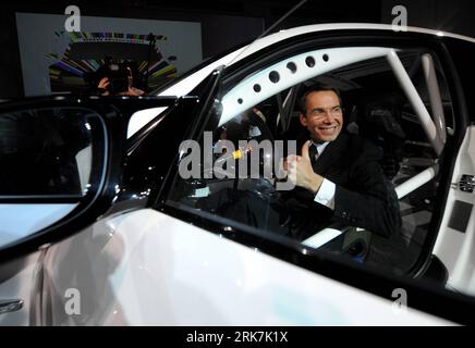 Bildnummer: 53921639 Datum: 06.04.2010 Copyright: imago/Xinhua (100406) - NEW YORK, 6 aprile 2010 (Xinhua) - l'artista americano Jeff Koons siede in una BMW M3 GT2 in una conferenza stampa a New York, negli Stati Uniti, aprile 6,2010. Martedì BMW ha annunciato che l'artista americano Jeff Koons progetterà la sua 17a Art Car basata sulla BMW M3 GT2 e che correrà alla 24 ore di le Mans in Francia a giugno. (Xinhua/Shen Hong) (gxr) (2)U.S.-NEW YOKR-BMW-17TH ART CAR PUBLICATIONxNOTxINxCHN Wirtschaft Kultur Kunst People Auto Automobilindustrie kbdig xng 2010 quer premiumd xint o00 M 3 GT 2 opz Foto Stock