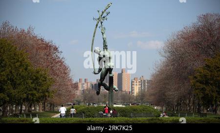 (100406) -- NEW YORK, 6 aprile 2010 (Xinhua) -- People Walk Near the Rocket Thrower (1964) at the Flushing Meadows Corona Park in the Borough of Queens, New York, The United States, 5 aprile 2010. Il Flushing Meadows Corona Park è la sede delle fiere mondiali di New York del 1939/1940 e del 1964/1965. (Xinhua/Wu Kaixiang) (zw) (6)U.S.-NEW YORK-MEADOWS CORONA PARK-WORLD S FAIR PUBLICATIONxNOTxINxCHN Foto Stock