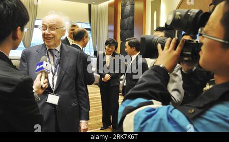 Bildnummer: 53923459 Datum: 06.04.2010 Copyright: imago/Xinhua (100407) -- SUZHOU, 7 aprile 2010 (Xinhua) -- il co-scopritore della struttura del DNA Dr. James D. Watson riceve un'intervista alla cerimonia di apertura della conferenza Cold Spring Harbor Asia (CSHA) a Suzhou, nella provincia del Jiangsu della Cina orientale, 6 aprile 2010. CSHA è il centro asiatico del Cold Spring Harbor Laboratory (CSHL). (Xinhua/Zhu Guigen) (qhs) CHINA-JIANGSU-SUZHOU-JAMES WATSON-CSHA CONFERENCE(CN) PUBLICATIONxNOTxINxCHN People DNA Wissenschaft Forschung kbdig xub 2010 quer Bildnummer 53923459 Date 06 04 2010 Copyright Imago XINHUA Suzhou Apr Foto Stock