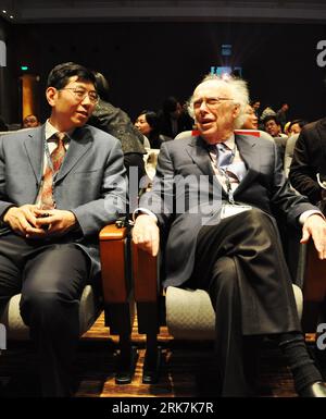 Bildnummer: 53923465  Datum: 06.04.2010  Copyright: imago/Xinhua (100407) -- SUZHOU, April 7, 2010 (Xinhua) -- DNA structure co-discoverer Dr. James D. Watson (R) talks with a guest at the opening ceremony of the Cold Spring Harbor Asia (CSHA) conference in Suzhou, east China s Jiangsu Province, April 6, 2010. CSHA is the Asia hub of Cold Spring Harbor Laboratory (CSHL). (Xinhua/Zhu Guigen) (qhs) CHINA-JIANGSU-SUZHOU-JAMES WATSON-CSHA CONFERENCE(CN) PUBLICATIONxNOTxINxCHN People DNA Wissenschaft Forschung kbdig xub 2010 hoch premiumd xint    Bildnummer 53923465 Date 06 04 2010 Copyright Imago Stock Photo