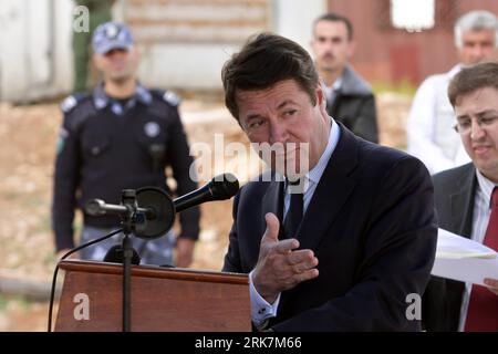 Bildnummer: 53927636 Datum: 08.04.2010 Copyright: imago/Xinhua il ministro dell'industria francese Christian Estrosi tiene una conferenza stampa durante la cerimonia di inaugurazione del parco industriale di Betlemme nei pressi della città di Betlemme in Cisgiordania l'8 aprile 2010. La Francia pagherà fino a 10 milioni di euro per finanziare il progetto con l'obiettivo di sostenere l'economia palestinese. (Xinhua/Luay Sababa) BETLEMME-FRENCH-INDUSTRY-ESTROSI PUBLICATIONxNOTxINxCHN People Politik premiumd xint kbdig xsp 2010 quer Bildnummer 53927636 Date 08 04 2010 Copyright Imago XINHUA French Industry Minister Christian Estrosi h Foto Stock