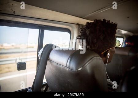 Tunisi, Tunisia. 5 agosto 2023. Le persone hanno visto viaggiare in minibus da Tunisi alla città costiera tunisina di Sfax. La Tunisia è diventata il principale paese di partenza per coloro che cercano di raggiungere l'Europa attraversando il Mar Mediterraneo sulla cosiddetta rotta migratoria del Mediterraneo centrale, che l'ONU ha definito la più letale del mondo. (Immagine di credito: © Sally Hayden/SOPA Images via ZUMA Press Wire) SOLO USO EDITORIALE! Non per USO commerciale! Foto Stock