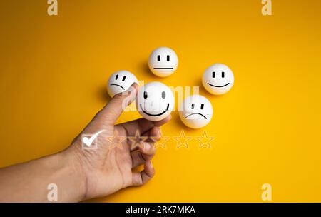 Gli utenti valutano l'esperienza del servizio sulla richiesta online per il concetto di sondaggio sulla soddisfazione del cliente. Foto Stock