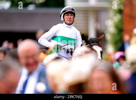 Jockey Frankie Dettori dopo aver concluso secondo su Free Wind nel Pertemps Network Yorkshire Oaks il secondo giorno dello Sky Bet Ebor Festival all'ippodromo di York. Data foto: Giovedì 24 agosto 2023. Foto Stock