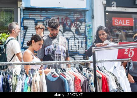 LONDRA - 10 LUGLIO 2023: Portobello Road a Notting Hill, una strada storica di negozi con un famoso mercato di strada Foto Stock