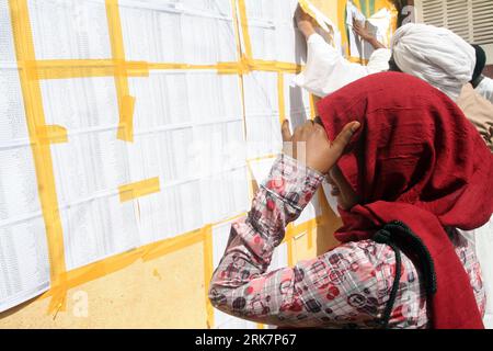 Bildnummer: 53932416  Datum: 11.04.2010  Copyright: imago/Xinhua (100411) -- KHARTOUM, April 11, 2010 (Xinhua) -- Local voters check the voter list at a polling station in Khartoum, Sudan, April 11, 2010. Voting process started in Sudan on Sunday where Sudanese began casting their votes to select their representative for the presidency, state governors and legislative council in first multi-party elections in the country in more than 24 years. (Xinhua/Mohammed Babiker) (lyx) (4)SUDAN-KHARTOUM-VOTE-BEGIN PUBLICATIONxNOTxINxCHN  Politik Wahlen Sudan premiumd xint kbdig xcb 2010 quer    Bildnumme Stock Photo