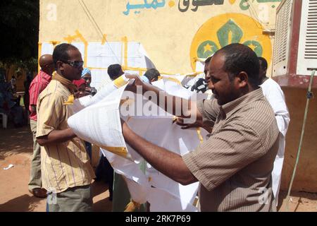 Bildnummer: 53932414 Datum: 11.04.2010 Copyright: imago/Xinhua (100411) -- KHARTOUM, 11 aprile 2010 (Xinhua) -- gli elettori locali controllano la lista degli elettori in una sede elettorale a Khartoum, Sudan, 11 aprile 2010. Il processo di voto è iniziato in Sudan domenica, dove il Sudan ha iniziato a votare per selezionare il proprio rappresentante per la presidenza, i governatori statali e il consiglio legislativo nelle prime elezioni multipartitiche nel paese in più di 24 anni. (Xinhua/Mohammed Babiker) (lyx) (1)SUDAN-KHARTOUM-VOTE-BEGIN PUBLICATIONxNOTxINxCHN Politik Wahlen Sudan premiumd xint kbdig xcb 2010 quer Bildnumme Foto Stock