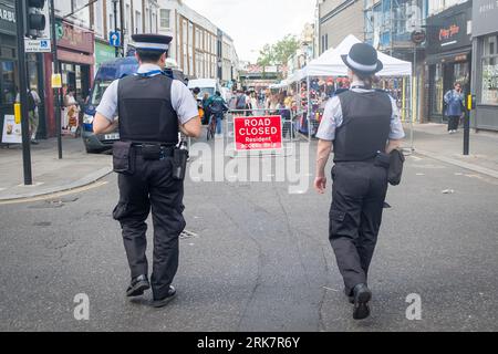 LONDRA - 10 LUGLIO 2023: La polizia cammina su Portobello Road nella zona di Notting Hill nella zona ovest di Londra Foto Stock