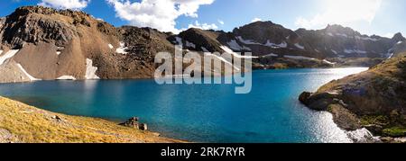 Vista del lago Columbine blu zaffiro, della foresta nazionale di San Juan vicino a Silverton, Colorado, USA. Foto Stock