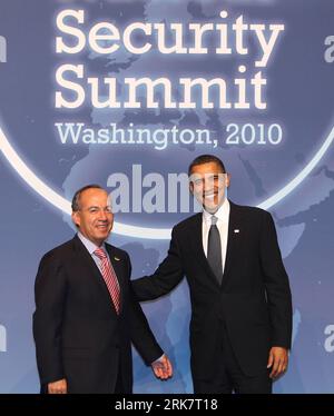 Bildnummer: 53936935 Datum: 12.04.2010 Copyright: imago/Xinhua il presidente degli Stati Uniti Barack Obama (R) saluta il presidente messicano Felipe Calderon al suo arrivo per una cena di lavoro durante il vertice sulla sicurezza nucleare a Washington, negli Stati Uniti, il 12 aprile 2010. Lunedì sera il presidente degli Stati Uniti Barack Obama ha accolto i leader mondiali a una cena di lavoro a Washington, dando il via a un vertice volto a impedire ai terroristi di ottenere armi nucleari. (Xinhua/Ju Peng)(wjd) U.S.-WASHINGTON-NUCLEAR SECURITY SUMMIT-OBAMA-CALDERON PUBLICATIONxNOTxINxCHN People Politik Atomgipfel premiumd xint kbdig xkg Foto Stock