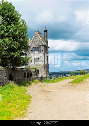 La storica torre Pigeon a Rivington Pike nel Lancashire, sotto un cielo blu brillante Foto Stock