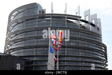 Bildnummer: 53937010  Datum: 12.04.2010  Copyright: imago/Xinhua  The European Union flag and national flag of Poland are hoisted at half-mast to mourn the deaths of Polish President Lech Kaczynski and 87 other members of a Polish delegation who were killed in a plane crash on Saturday morning, in front of the European Parliament building in Strasbourg, France, April 12, 2010. (Xinhua/Ying Qiang) (zw) (2)FRANCE-STRASBOURG-FLAG-HALF-MAST-POLAND PUBLICATIONxNOTxINxCHN kbdig xkg 2010 quer premiumd xint o0 Trauer Gedenken Halbmast Fahne Europäisches Parlament o00 Gebäude    Bildnummer 53937010 Dat Stock Photo