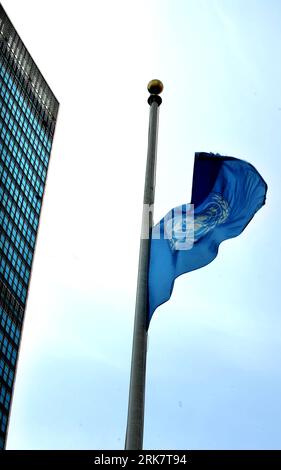 Bildnummer: 53937004  Datum: 12.04.2010  Copyright: imago/Xinhua The UN flag is hoisted at half-mast to mourn the deaths of Polish President Lech Kaczynski and 87 other members of a Polish delegation who were killed in a plane crash on Saturday morning, at the UN Headquarters in New York, the United States, April 12, 2010. (Xinhua/Shen Hong) (zw) (1)U.S.-NEW YORK-UN-FLAG-HALF-MAST PUBLICATIONxNOTxINxCHN kbdig xkg 2010 hoch premiumd xint o0 Trauer Gedenken Halbmast Fahne o00 Vereinte Nationen    Bildnummer 53937004 Date 12 04 2010 Copyright Imago XINHUA The UN Flag IS hoisted AT Half Mast to Mo Stock Photo