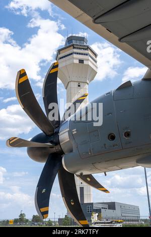 Un colpo verticale dell'elica dell'aereo dall'Airbus A400 di fronte alla Airport Tower a Dulles, Virginia, USA Foto Stock