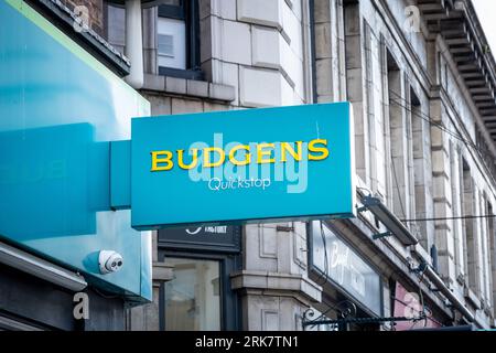 LONDRA - 17 LUGLIO 2023: Budgens store a Paddington W1, Londra, catena britannica di minimarket Foto Stock