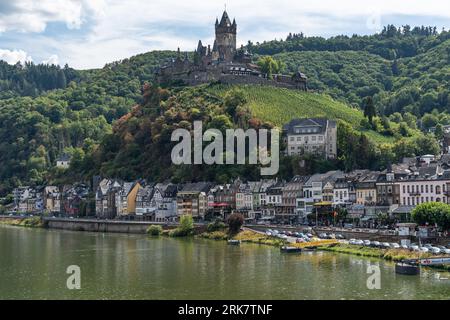 Vista di Cochem, una pittoresca cittadina situata sul fiume Mosella, Germania Foto Stock