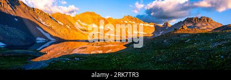 Vista del lago Columbine blu zaffiro, della foresta nazionale di San Juan vicino a Silverton, Colorado, USA. Foto Stock