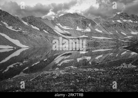 Vista del lago Columbine blu zaffiro, della foresta nazionale di San Juan vicino a Silverton, Colorado, USA. Foto Stock