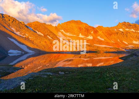 Vista del lago Columbine blu zaffiro, della foresta nazionale di San Juan vicino a Silverton, Colorado, USA. Foto Stock