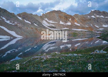 Vista del lago Columbine blu zaffiro, della foresta nazionale di San Juan vicino a Silverton, Colorado, USA. Foto Stock