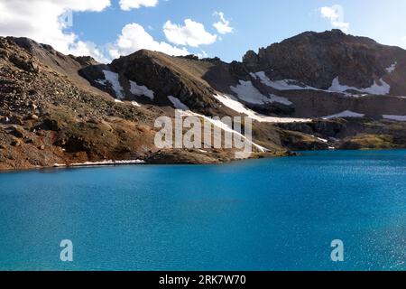 Vista del lago Columbine blu zaffiro, della foresta nazionale di San Juan vicino a Silverton, Colorado, USA. Foto Stock