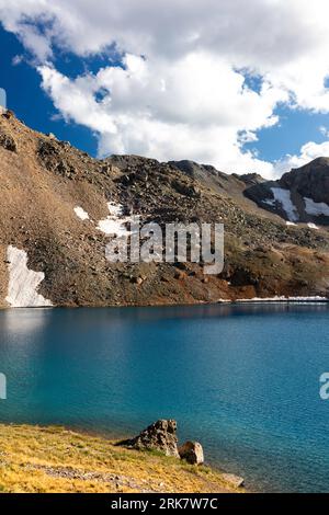 Vista del lago Columbine blu zaffiro, della foresta nazionale di San Juan vicino a Silverton, Colorado, USA. Foto Stock