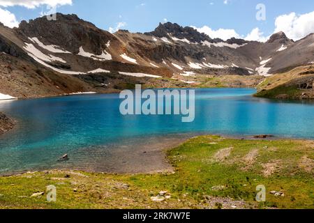 Vista del lago Columbine blu zaffiro, della foresta nazionale di San Juan vicino a Silverton, Colorado, USA. Foto Stock