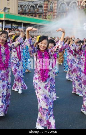 Bildnummer: 53939265  Datum: 13.04.2010  Copyright: imago/Xinhua (100413) -- YANGON, April 13, 2010 (Xinhua) -- Young girls dance during Myanmar s traditional Thingyan Water Festival in Yangon, April 13, 2010. Thingyan Water Festival kicked off on Tuesday and will run for four days. (Xinhua/Jin Fei) (hdt) (2)MYANMAR-THINGYAN WATER FESTIVAL-KICKING OFF PUBLICATIONxNOTxINxCHN Gesellschaft Wasserfest Fest Wasser Tradition kbdig xsk 2010 hoch     Bildnummer 53939265 Date 13 04 2010 Copyright Imago XINHUA  Yangon April 13 2010 XINHUA Young Girls Dance during Myanmar S Traditional Thingyan Water Fes Stock Photo