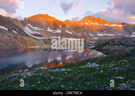 Vista del lago Columbine blu zaffiro, della foresta nazionale di San Juan vicino a Silverton, Colorado, USA. Foto Stock