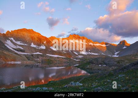 Vista del lago Columbine blu zaffiro, della foresta nazionale di San Juan vicino a Silverton, Colorado, USA. Foto Stock