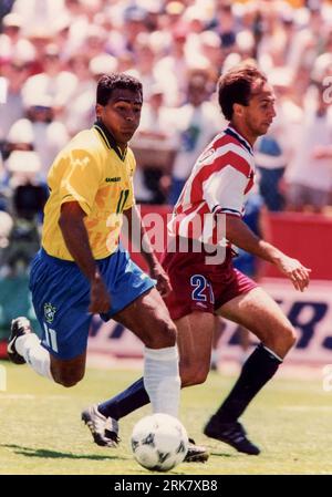 Romario del Brasile contro Fernando Clavijo degli Stati Uniti nella gara di Coppa del mondo 1994 Foto Stock