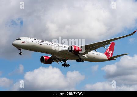Virgin Atlantic Airways Airbus A350-1041 aereo di linea G-VTEA in finale per atterrare all'aeroporto di Londra Heathrow, Regno Unito. Si chiama Rosie Lee Foto Stock