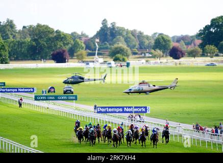 Corridori e piloti in azione mentre gareggiano nell'Or8Wellness EBF Stallions Nursery handicap il secondo giorno dello Sky Bet Ebor Festival all'ippodromo di York. Data foto: Giovedì 24 agosto 2023. Foto Stock