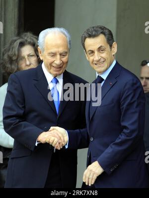 Bildnummer: 53944003 Datum: 15.04.2010 Copyright: imago/Xinhua (100415) -- PARIGI, 15 aprile 2010 (Xinhua) -- il presidente francese Nicolas Sarkozy (R) stringe la mano al presidente israeliano in visita Shimon Peres all'Elysee Palace, Parigi, capitale della Francia, 15 aprile 2010. (Xinhua/Zhang Yuwei) (hdt) (1)FRANCIA-NICOLAS SARKOZY-ISRAEL-SHIMON PERES-MEETING PUBLICATIONxNOTxINxCHN premiumd xint people Politik Kbdig xdp 2010 hoch Bildnummer 53944003 Data 15 04 2010 Copyright Imago XINHUA Parigi 15 aprile 2010 XINHUA Presidente francese Nicolas Sarkozy r stringe le mani con il Presidente israeliano in visita Shimon Foto Stock