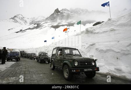 Bildnummer: 53947796  Datum: 17.04.2010  Copyright: imago/Xinhua (100417) -- SRINAGAR, April 17, 2010 (Xinhua) -- An Indian Army convoy passes through the Zojila mountain pass, 108 kilometers north of Srinagar, on April 17, 2010. The Srinagar-Leh highway connecting Ladakh to the Kashmir Valley was reopened on Saturday to traffic after being closed for six months. The highway passes through the Zojila mountain pass which lies on the lower depressions of the Himalayan range. (Xinhua/Javed Dar) (nxl) (1)KASHMIR-SRINAGAR-ZOJILA-HIGHWAY-REOPEN PUBLICATIONxNOTxINxCHN Gesellschaft Militär Verkehr Str Stock Photo