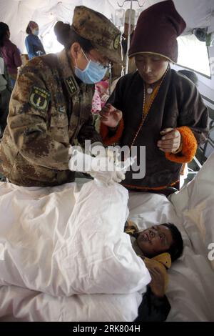 Bildnummer: 53947833  Datum: 17.04.2010  Copyright: imago/Xinhua (100417) -- YUSHU, April 17, 2010 (Xinhua) -- Medical workers treat Puncog Nyima, a seven year old boy, in a tent hospital in Gyegu Township in the quake-hit Yushu Tibetan Autonomous Prefecture of northwest China s Qinghai Province, April 17, 2010. Puncog Nyima was saved from debris by his neighbor in Selu Village of Xialaxiu Township on Wednesday and then lived with his aunt in the wickiup outside the village as his injured parents had been sent to other places. He was found by a relief group on Saturday morning and sent to the Stock Photo