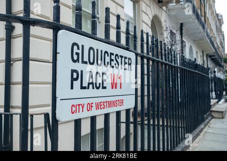 LONDRA - 27 LUGLIO 2023: Indicazioni stradali per Gloucester Place nell'area della W1 vicino a Baker Street Foto Stock
