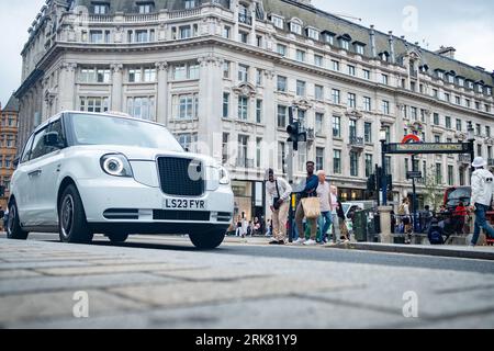 LONDRA - 27 LUGLIO 2023: Scena dello shopping di Londra a Oxford Circus Foto Stock