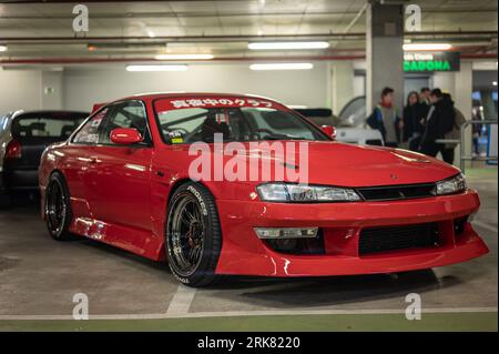 Dettaglio di un'auto sportiva giapponese sintonizzata, la Nissan Silvia S14 turbo rossa parcheggiata nel parcheggio Foto Stock