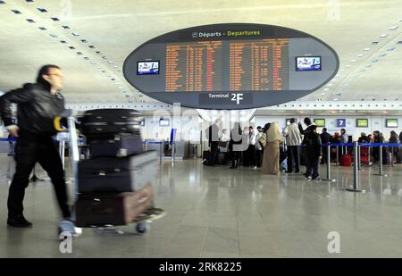 Bildnummer: 53957655  Datum: 20.04.2010  Copyright: imago/Xinhua (100420) -- PARIS, April 20, 2010 (Xinhua) -- A passenger walks by the counter of Air France at Charles De Gaulle Airport in Paris, capital of France, April 20, 2010. France said it was progressively reopening airports from Monday, with restricted flights from Paris to start from early Tuesday. (Xinhua/Zhang Yuwei) (msq) FRANCE-AIRPORTS-REOPENING PUBLICATIONxNOTxINxCHN Flughafen Brüssel Flugverbot Aschewolke Vulkanasche kbdig xkg 2010 quer premiumd xint o0 Warten, Anzeigetafel, Anzeige o00 Vulkan Eyjafjalla Vulkanausbruch Vulkana Stock Photo