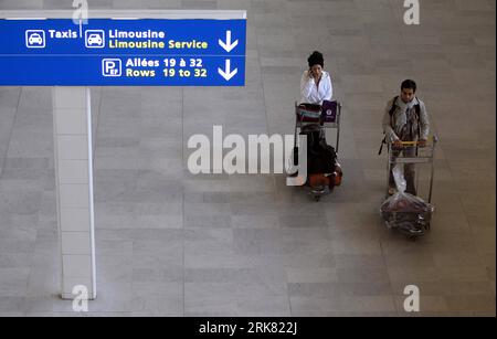 Bildnummer: 53957650 Datum: 20.04.2010 Copyright: imago/Xinhua (100420) -- PARIGI, 20 aprile 2010 (Xinhua) -- i passeggeri camminano all'aeroporto Charles De Gaulle di Parigi, capitale della Francia, 20 aprile 2010. La Francia ha detto che stava progressivamente riaprendo gli aeroporti da lunedì, con voli limitati da Parigi a partire dall'inizio di martedì. (Xinhua/Zhang Yuwei) (msq) FRANCIA-AEROPORTI-RIAPERTURA PUBLICATIONxNOTxINxCHN Flughafen Brüssel Flugverbot Aschewolke Vulkanasche kbdig xkg 2010 quer o00 Vulkan Eyjafjalla Vulkanausbruch Vulkanasche Aschewolke Flugverbot Bildnummer 53957650 Data 20 04 2010 Copyright i Foto Stock